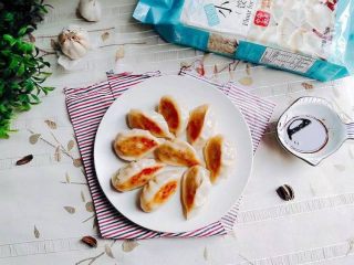 4、三鲜煎饺,煮饭功能结束后那出来摆盘