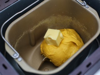 3、最爱面包+南瓜土司,大约揉面半个小时，加入软化的黄油