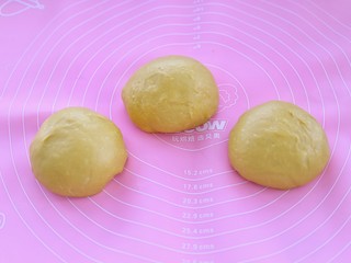 7、最爱面包+南瓜土司,将面团排气后分成均匀的三份，覆盖保鲜膜静置20分钟