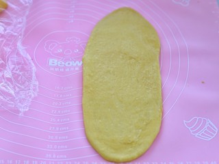 8、最爱面包+南瓜土司,将松弛好的面团擀成长舌状