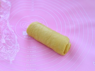 9、最爱面包+南瓜土司,由上至下卷成筒状