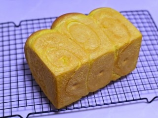 16、最爱面包+南瓜土司,取出后轻震模具倒出土司，晾凉后食用即可