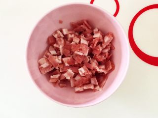 1、芝士黑麦土豆培根软欧,培根切成小碎块