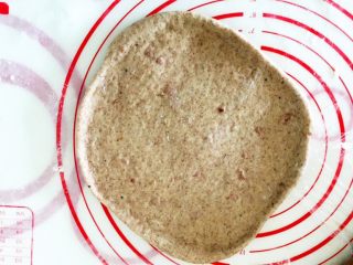 6、芝士黑麦土豆培根软欧,擀成圆形,椭圆形都行