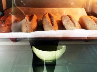 11、芝士黑麦土豆培根软欧,烤箱进行二次发酵,发酵功能38度,放一碗热水进去,发酵40分钟