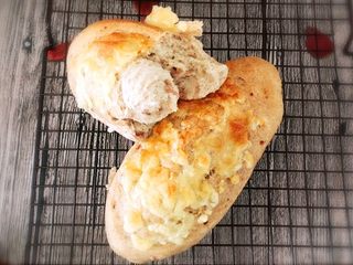 14、芝士黑麦土豆培根软欧,外脆里嫩,咸咸的,好次~