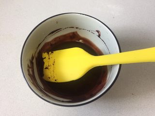 1、可可旋风瑞士卷(后蛋法),把可可粉用10克热水化开放一边放凉备用。