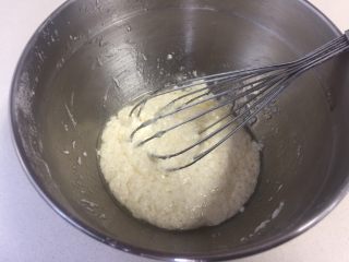 3、可可旋风瑞士卷(后蛋法),用面粉筛筛入低粉,手动打蛋器划“Z”字不规则搅拌,尽量不要划大圆圈搅拌,会导致面糊起筋。