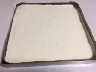 5、可可旋风瑞士卷(后蛋法),金盘里铺上油纸或油布,把三分之二的蛋白霜缓缓倒进金盘,抹平表面放置一边。