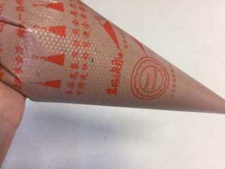 7、可可旋风瑞士卷(后蛋法),把可可蛋糕糊装进裱花袋。