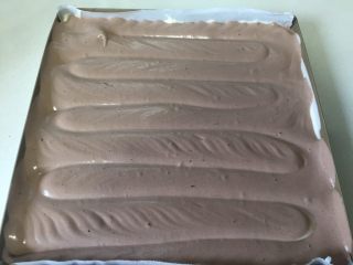 9、可可旋风瑞士卷(后蛋法),洗手并擦干手上的水,用食指戳到蛋糕糊底部,从开始的位置划“S”线,有点像玩贪吃蛇的感觉,中间不要间断,食指一定要划到底,划的时候手指移动的速度不要过快。