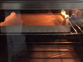 10、可可旋风瑞士卷(后蛋法),划好后稍微抹平表面,烤盘在台面上振几下,这样可以振出蛋糕糊中的大气泡,送入提前预热好的烤箱,上下火160度烤25分钟左右。