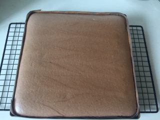 11、可可旋风瑞士卷(后蛋法),烘烤结束及时取出,烤盘从高处往操作台上摔一下,这样可以将蛋糕体内多余的气体和热量散去,以免蛋糕片热胀冷缩后回缩。