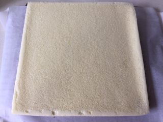 13、可可旋风瑞士卷(后蛋法),放凉至温热准备一张长于蛋糕片的油纸铺在操作台上,把蛋糕片倒扣在油纸上,轻轻撕去油布。