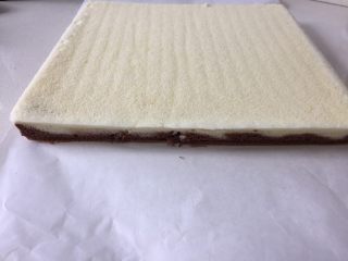 14、可可旋风瑞士卷(后蛋法),身体对面的一边45度斜切一刀,靠近身体的一边大约一厘米处轻划一下,不要切断,切一条痕迹出来就可以了。