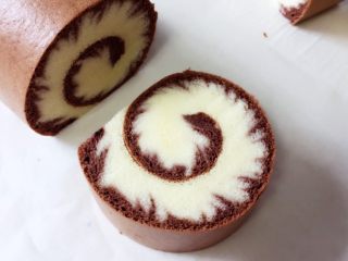 15、可可旋风瑞士卷(后蛋法),定型半小时后切块。