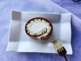 16、可可旋风瑞士卷(后蛋法),卷好的蛋糕卷入冰箱冷藏1小时左右定型,再拿出来切块。