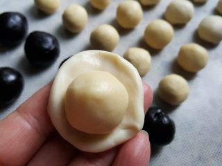 6、中式点心~玫瑰酥,一份水油皮包入一份油酥馅，十份全部包好以后收口向下，松弛十分钟。