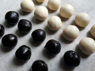 7、中式点心~玫瑰酥,取一份面团擀成椭圆形。