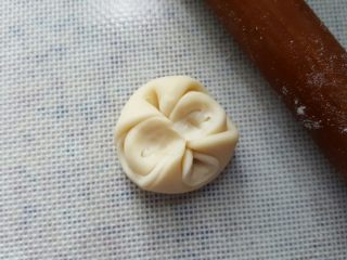 13、中式点心~玫瑰酥,两边的面向中间聚拢，形成一个圆形。
