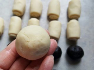 15、中式点心~玫瑰酥,收口收好，防止烤制时内馅爆出。