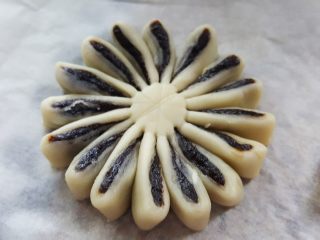20、中式点心~玫瑰酥,每一份切面朝上且扭转的方向相同。