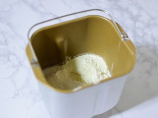 1、可颂牛角包,除了黄油和蛋水液，其它全部食材都放面包桶内