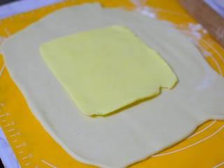 4、可颂牛角包,面团擀成方形，把冷藏的黄油片放中间