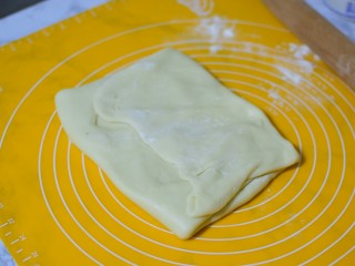 5、可颂牛角包,把黄油包好