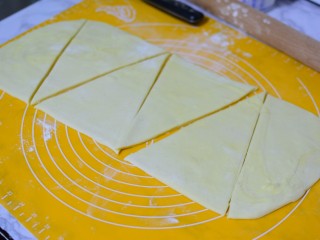 8、可颂牛角包,面团从冰箱取出来，擀成长45厘米宽20厘米的长方形，按图中这样切出等边三角形