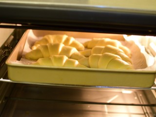 14、可颂牛角包,烤箱预热185度，中层，烤20分钟左右