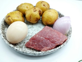 1、圆土豆+可乐饼,准备好所有食材，洋葱四分之一个，5个小土豆