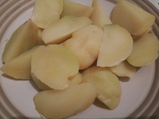 4、圆土豆+可乐饼,把蒸熟的土豆去皮，