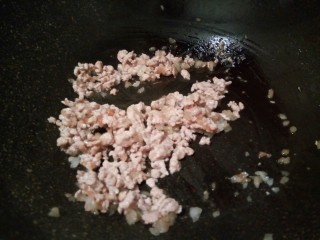 6、圆土豆+可乐饼,锅里放少许油加热，放洋葱爆炒出香味，再加入肉末翻炒至肉末变色，放少许盐和黑胡椒粉调味，