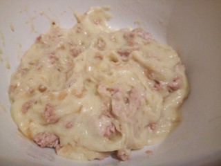 7、圆土豆+可乐饼,把洋葱肉末和土豆泥拌匀