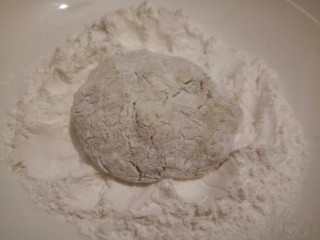 8、圆土豆+可乐饼,拌好的土豆泥揉成圆形，裹上玉米淀粉