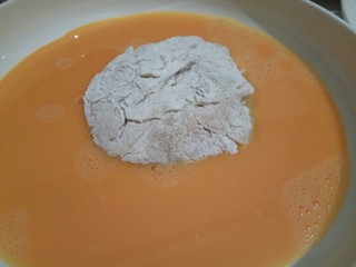 9、圆土豆+可乐饼,鸡蛋液裹一层