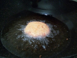 11、圆土豆+可乐饼,锅里多放一点油，油温用筷子测试一下（筷子放油锅，筷子周围马上冒泡泡）就可以把土豆饼放下去炸，