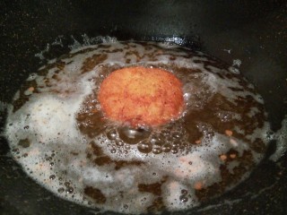 12、圆土豆+可乐饼,因为食材基本上都是熟的，所以我们只需要炸到表面呈金黄色就可以