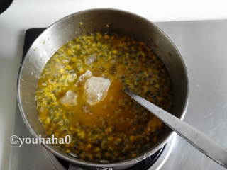 3、百香果酱,奶锅中放入麦芽糖、冰糖、白糖，开小火慢慢熬，熬百香果酱建议用不锈钢的锅，千万不要用铁锅。