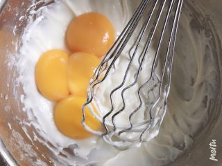 3、草莓蛋糕卷,放入蛋黄搅匀