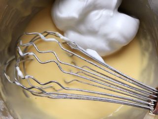 5、草莓蛋糕卷,取一部分蛋清加入蛋黄糊中，可以用蛋抽搅匀