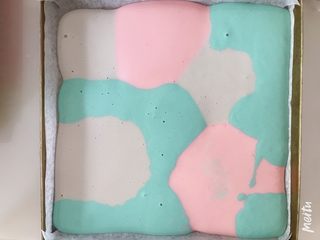 7、草莓蛋糕卷,面糊分三份，每份约140g，调成自己喜欢的颜色，我调了一个很不明显的紫色，弄得蛋糕像中毒了一样……面糊随意倒入铺好油纸的盘内，震平