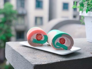 9、草莓蛋糕卷,淡奶油➕草莓糖浆➕糖打发至较硬的状态，没有糖浆可以省略