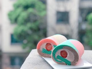 10、草莓蛋糕卷,蛋糕卷去掉四边，一边切斜角，中间位置抹上奶油，摆上草莓，卷起，定型后切块