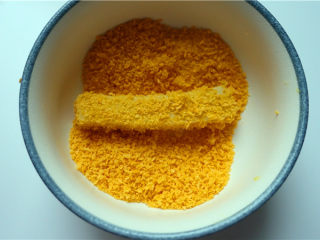 3、红糖年糕,将滚了蛋液的年糕，放面包糠里滚一圈。抖去多余的面包糠。