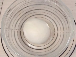7、日式红豆包,面团放在温暖湿润的地方,发酵到2倍大。(可以在烤箱里放一碗热水,放烤箱发酵)