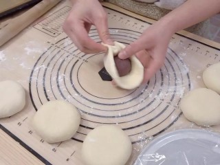 11、日式红豆包,像包包子一样,包入豆沙馅