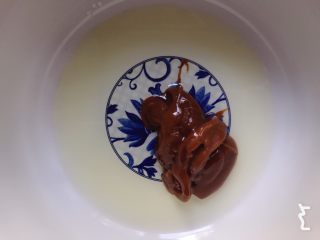 1、焦糖海盐戚风蛋糕,3个鸡蛋蛋清蛋黄分离,蛋清可以放冰箱冷冻。取60g焦糖奶油酱,加油搅匀