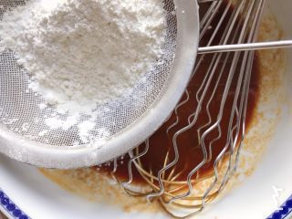 2、焦糖海盐戚风蛋糕,筛入低粉